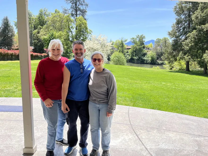 Moving Pro Inc mover with two happy customers after their move